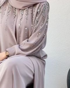 Vente Flash : Abaya de Luxe pour Femme, Robe Musulmane Ample Brodé, Tenue Pudique pour Ramadan, Aïd et Événements – Disponible à la Vente - Product Image 5
