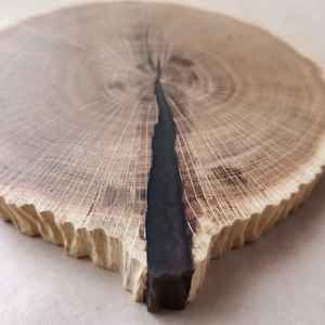 Tabla de cortar de madera natural con borde vivo, tabla de servir redonda de madera maciza, hecha a mano, diseño rústico de anillos de árbol - Product Image 3