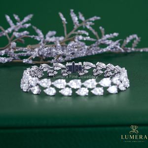 Bracelet tennis en diamant de laboratoire taille poire, avec deux rangs interconnectés, profil large et fermoir sécurisé - Product Image 4
