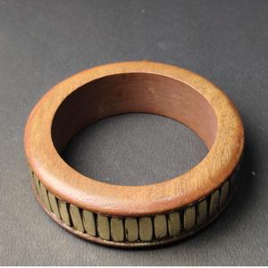 Brazalete de Madera Estilo Industrial con Barra Vertical de Latón y Incrustaciones Metálicas - Joyería de Diseño Texturizado Fusionado - Acabado a Mano - Product Image 2