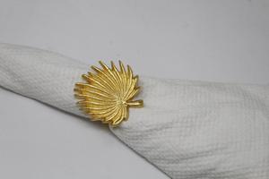 Anillos de Servilleta Redondos Ecológicos con Diseño de Flor Dorada para Bodas - Product Image 6