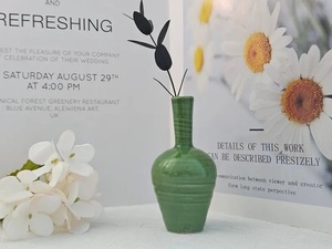 แจกันดอกไม้เซรามิกดีไซน์โค้งมน เรียบหรู พร้อมเคลือบสีเขียวเข้ม เหมาะสำหรับตกแต่งบ้านและจัดวางเป็นของประดับกลางโต๊ะ - Product Image 3