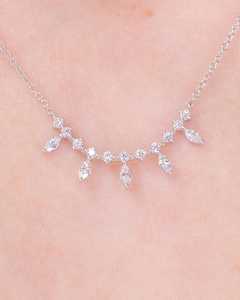 Collar con Flecos de Diamantes Cultivados en Laboratorio en Forma de Marquesa en Oro Blanco - Product Image 1