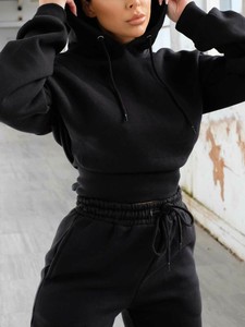 ชุดเซ็ตเสื้อครอปและกางเกงวอร์มพิมพ์ลายโลโก้ตามสั่งสำหรับฤดูหนาว ผู้หญิง เอวสูง ขายส่งแบบ OEM - Product Image 5