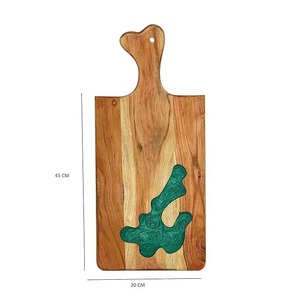 Planche à découper en bois avec incrustation de résine verte 45x20 cm, forme rectangulaire, design avec poignée - Product Image 1