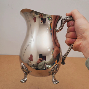 Jarra con acabado plateado de primera calidad, con asa ornamentada y base, perfecta para decoración del hogar y servicio de invitados, venta al por mayor desde India. - Product Image 1