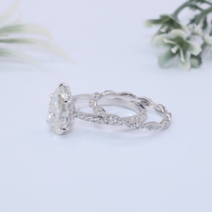 Anillo de compromiso de oro blanco de lujo con diamante de laboratorio talla pera y banda de boda a juego con pavé de marquesas festoneadas - Product Image 4