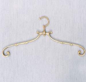 Percha de metal ligera para almacenamiento diario de ropa, diseño simple con bordes lisos para un uso seguro - Product Image 1