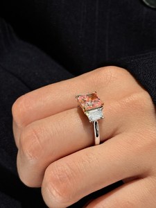 Anillo de Tres Piedras con Diamante Rosa Corte Radiante en Oro Amarillo con Piedras Laterales de Diamante Blanco Trapezoidal, Engaste Clásico con Puntas - Product Image 3