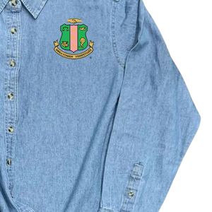 AKA Camisa vaquera de mujer de manga larga con botones al frente y logo Shield, color azul claro - Product Image 6