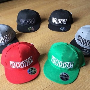 หมวกแก๊ป Snapback หลายสีให้เลือก 6 แผง ปักโลโก้ตัวอักษร สไตล์สตรีท ยูนิเซ็กส์ สีแดง เขียว ดำ เทา ขาว - Product Image 1