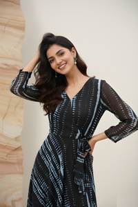 Robe longue élégante en georgette imprimée à chaîne, noire, col en V, manches trois quarts, longueur standard, doublure intérieure en crêpe, entièrement cousue, prête à porter - Product Image 5