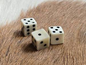 Juego de dados de hueso cuadrados, piezas de juego artesanales de marfil, artesanías naturales hechas a mano, dados antiguos para jugar, dados de hueso natural - Product Image 1