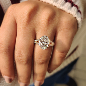 Anillo de compromiso de diamante ovalado cultivado en laboratorio de tamaño personalizado con banda de tallo dividido de oro de 14K para mujer, joyería de moda para bodas y fiestas. - Product Image 5