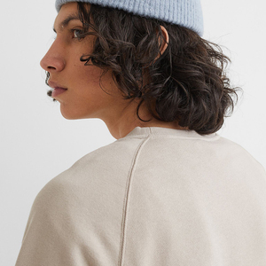 Sudadera personalizada de cuello redondo, lisa, de dos colores, para hombre, estilo oversize, blanca. - Product Image 4