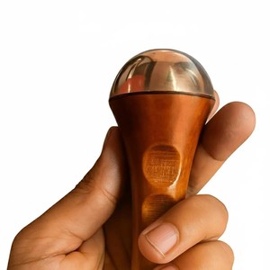 Varita de masaje Kansa para rostro, pies y cuerpo con mango de madera natural, herramienta de belleza ayurvédica para desintoxicación facial y yoga. - Product Image 1