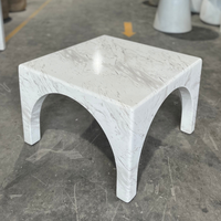 Table basse carrée moderne personnalisée au design tendance pour le salon, en matériau GFRC et avec emballage sur mesure