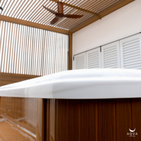 Bain de massage autoportant moderne et compact en acrylique pour 2 personnes avec éclairage LED, sièges confortables et jets d'hydrothérapie à air, extérieur