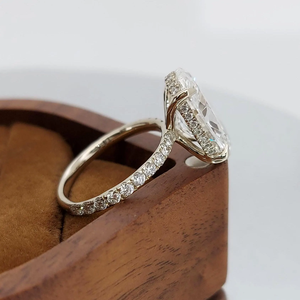 Anillo de Compromiso de Diamante Natural con Corte Ovalado en Oro Amarillo para Mujer, con Piedras Laterales Baguette, Estilo Clásico, Certificado GIA - Product Image 4