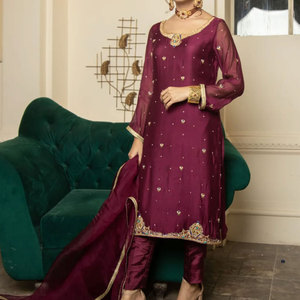 Hermosa Colección Pret con Diseño de Kurta Larga Bordada, Traje de Seda Bordado a la Moda - Product Image 1