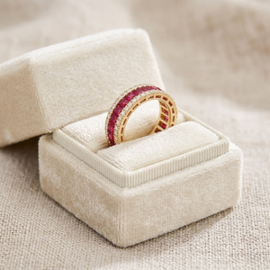 Bague d'éternité de luxe en or 14 carats avec diamants taille princesse de 2 mm et pierres latérales de haute qualité – Bijoux personnalisés - Product Image 5