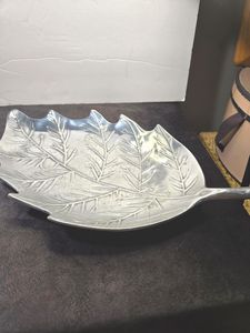 Plat de service en aluminium sculpté en forme de feuille pour une présentation décorative de table, offrant un accent artistique unique et une fonction de service. - Product Image 5