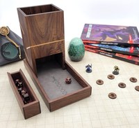 Klassisches Design Umweltfreundlicher Handgefertigter Holz-Würfelturm-Aufbewahrungsbehälter Kartonverpackt Spielzubehör für den Innenbereich