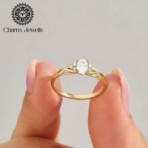 Anillo de Compromiso Clásico con Moissanita en Oro Amarillo, Corte Ovalado y Engaste de Garras, Diseño Floral, para Mujer, Charm_Jewells - Product Image 2