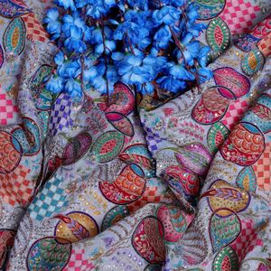 Robe en tissu crêpe léger brodé de fleurs ethniques indiennes AMBICA PRINT pour mariage/occasion spéciale, origine Gujarat - Product Image 4