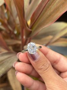 Anillo de compromiso de lujo personalizado de plata 925 y oro blanco con moissanita de corte redondo y engaste pavé, regalo para esposa - Product Image 4