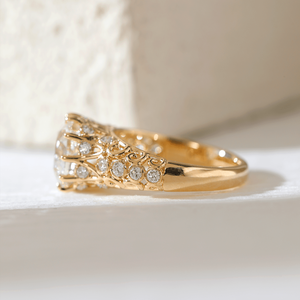 Bague de fiançailles vintage d'inspiration antique en or massif 14 carats avec diamant de laboratoire coussin allongé de 3,5 carats, certifiée IGI, à double griffe - Product Image 5