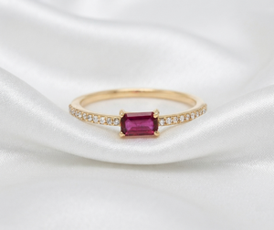 Bague éthérée en or jaune 14 carats, sertie de rubis naturels et de diamants naturels, pour les occasions de mariage et de fête. - Product Image 4