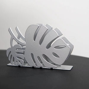 Organisateur de serviettes en acier inoxydable finition argentée, motif feuille inspiré de la nature, idéal pour les repas en extérieur sur patio et balcon, provenance Inde - Product Image 1