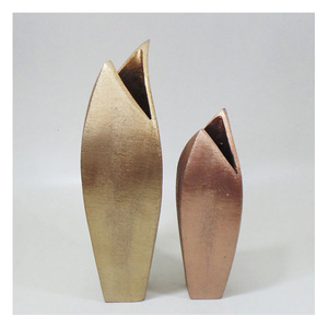 Vase à fleurs élégant en aluminium avec socle surélevé pour la décoration moderne de la maison et de l'hôtellerie - Product Image 1