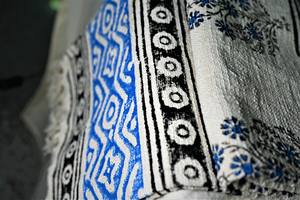 ผ้าห่มทอฝ้ายแท้ 100% แบรนด์เฟบริอา ลายพิมพ์บล็อกด้วยมือ เนื้อผ้านุ่ม อุ่นสบาย ใช้ได้ทุกฤดู ดีไซน์ทันสมัย เหมาะสำหรับการเดินทางและตกแต่งบ้าน - Product Image 3