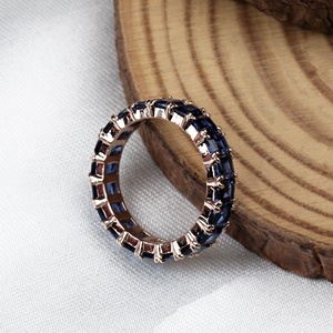 Vente en gros de bagues éternité en argent sterling 925 massif plaqué or rose avec zircone cubique bleue taille émeraude, bijoux fins Memoria Jewels - Product Image 3