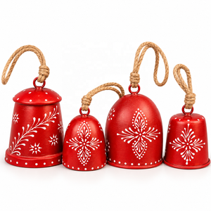 Clochettes de porte en métal d'inspiration campagnarde avec motifs blancs complexes, artisanat traditionnel et suspension en corde rustique - Product Image 1