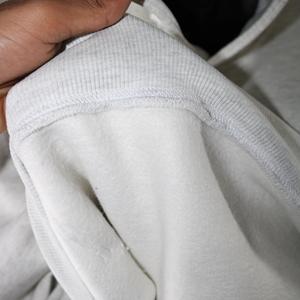 Sudadera con capucha de algodón grueso de color gris ceniza, talla grande, corte ajustado, estilo americano, con bordado desgastado, de la marca Finer Threads. - Product Image 6