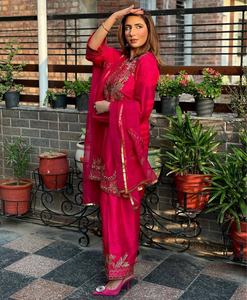 Vestido de Novia Moderno y Elegante de Color Rosa Dorado, Bordado a Mano, Salwar Kameez Tradicional Pakistaní e Indio, en Seda Chinon - Product Image 5