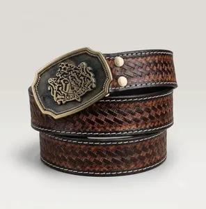 Ceinture en cuir western sculptée à la main avec une boucle ornée d'un motif géométrique d'inspiration vintage et d'un design durable. - Product Image 1