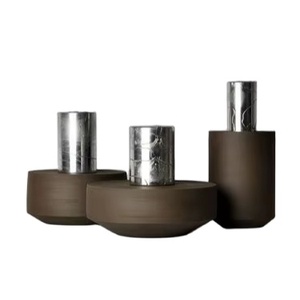 Juego de portavelas de aluminio contemporáneo Soportes de velas de metal plateado y marrón Candelabro moderno decorativo Decoración elegante - Product Image 1