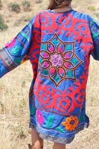 Glorious Tribal Folkie Bohème antique brodé à la main suzani tunique col en v manches cloche belle conception de lotus avant - Product Image 2