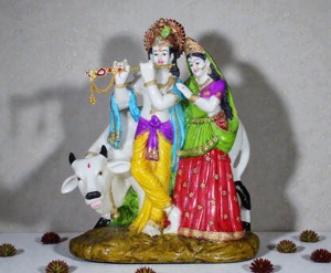 Nirmala Handicrafts - Estatua de Vaca Radha Krishna Hecha a Mano en Resina |   Ídolo Tradicional del Dios Hindú, Decoración Espiritual para Mesa de Oficina u Hogar - Product Image 2