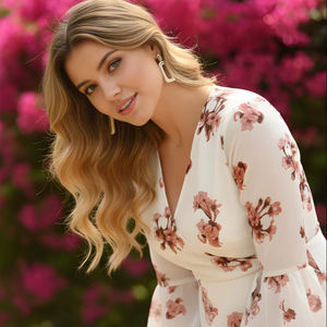 Robe élégante blanche à imprimé floral en tissu Georgette, doublure en crêpe, col en V, manches trois quarts, longueur normale, entièrement cousue - Product Image 1