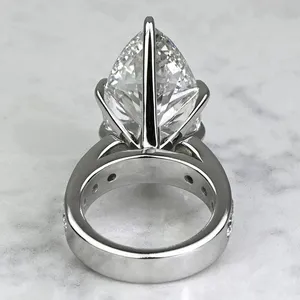 Bague de fiançailles solitaire Tishya Diamond 5 carats en moissanite véritable taille brillant, en argent sterling et or blanc 14K, sertie à griffes, pour femme - Product Image 2