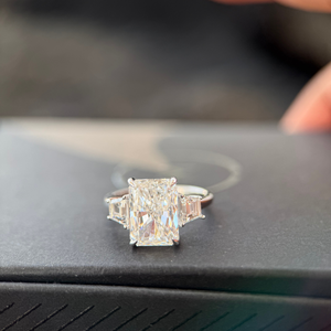 แหวนเพชร 2 กะรัตทรงเรเดียนท์ ประดับด้วยพลอยทรงสี่เหลี่ยมคางหมู ทองคำขาว 14K สี D ความใส VVS2 - Product Image 1