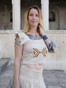 Elegancia Tribal: Top de Algodón Khadi Hecho a Mano con Estampado Geométrico y Bordado Intrincado en el Cuello para Mujer - Product Image 5