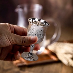 Coupe à vin moderne en acier inoxydable argenté, gobelet sur pied pour les dîners, les réceptions et une décoration de table élégante - Product Image 5