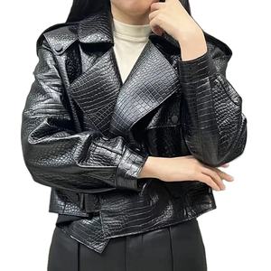 Veste de motard en cuir et toile imperméable décontractée d'hiver, à effet crocodile noir, élégante, à large col, ceinture premium, pour femmes - Product Image 1
