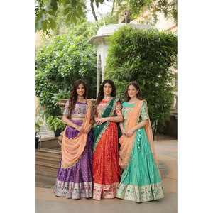 Experimente el encanto de Trending Cosmos Jequard Lehenga Choli con Dupatta bordada de seda rusa. Descubre el Fusio perfecto - Product Image 4
